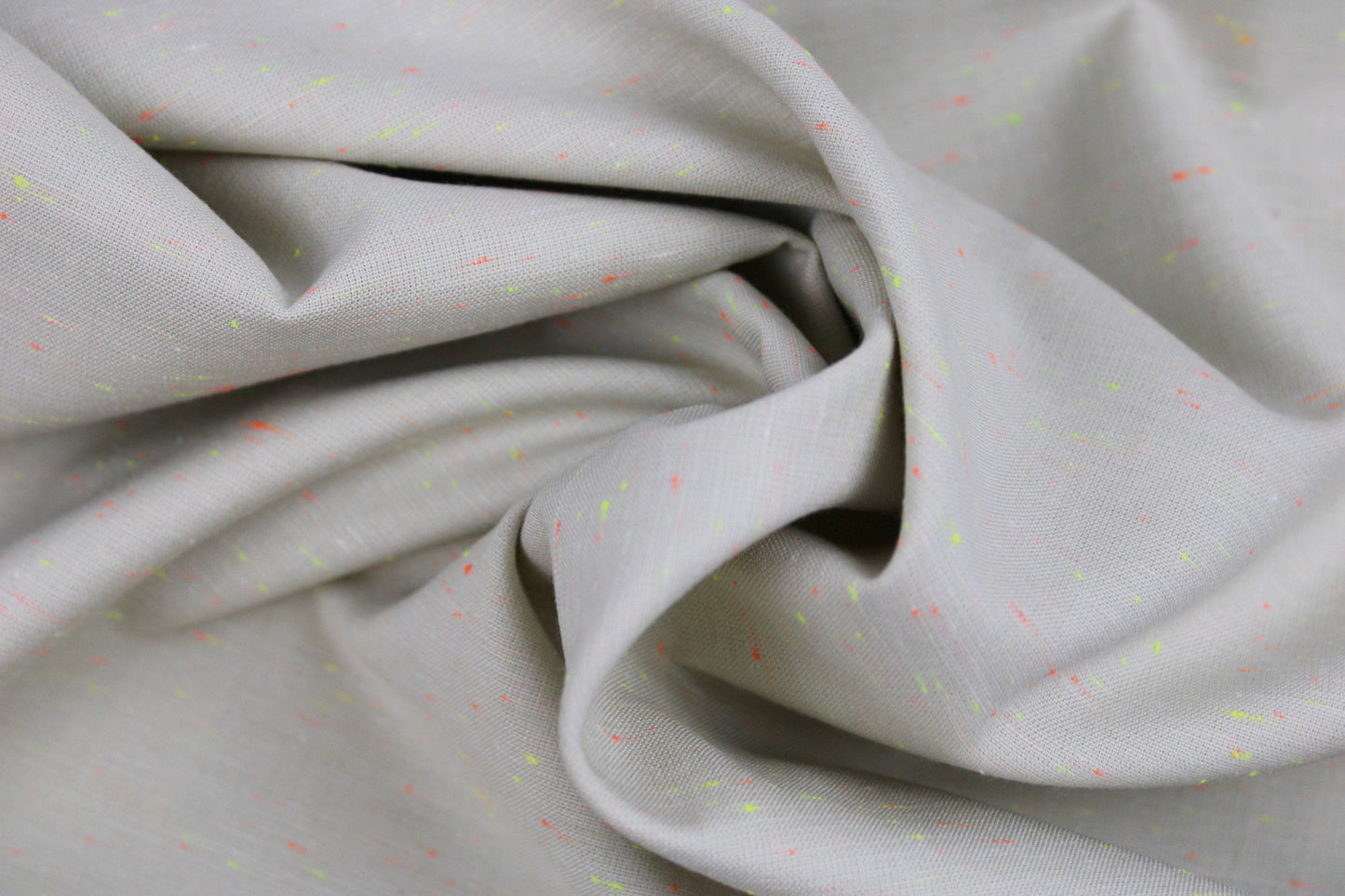 Baumwollstoff Neon Neppy mit kleinen Neonfäden in Gelb und Orange gedreht