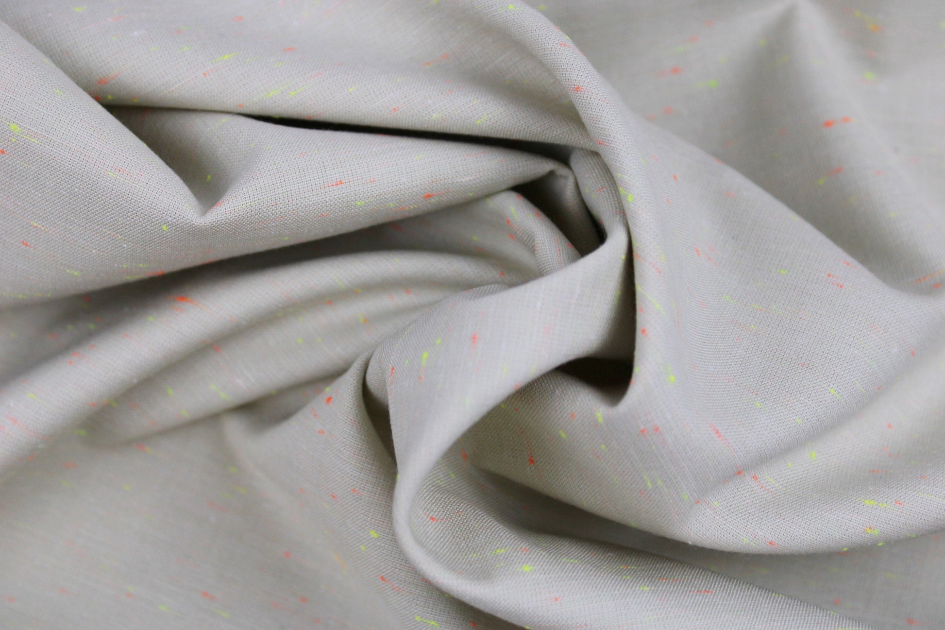 Baumwollstoff Neon Neppy mit kleinen Neonfäden in Gelb und Orange gedreht