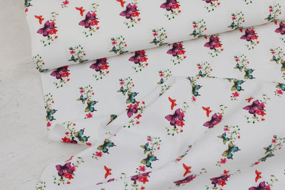 Weißer Baumwollstoff mit bunten Schmetterlingen Ballenansicht