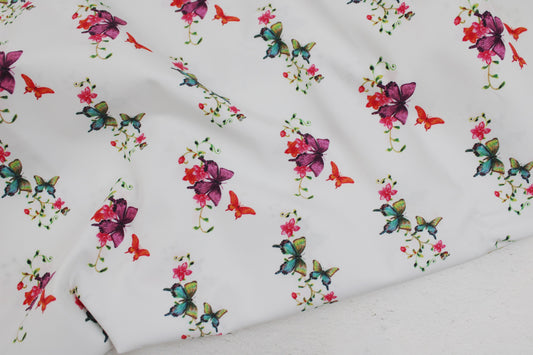 Weißer Baumwollstoff mit bunten Schmetterlingen