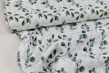 Weißer Baumwollstoff mit salbei farbenen Blättern/Eukalyptus Ballenansicht