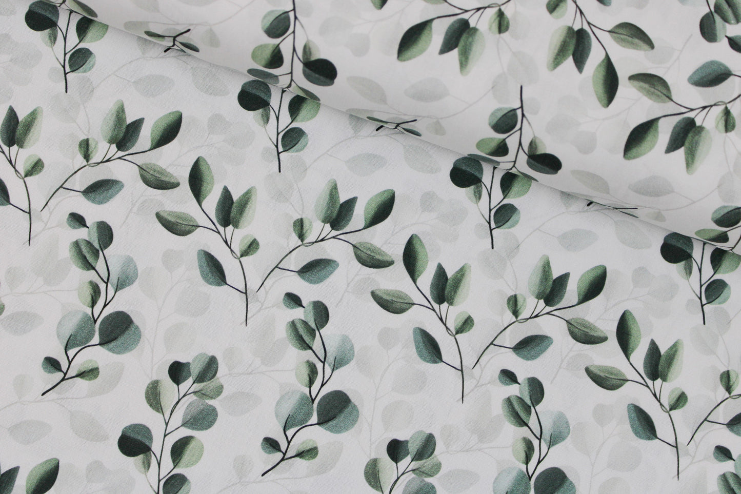 Weißer Baumwollstoff mit salbei farbenen Blättern/Eukalyptus quer