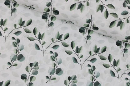 Weißer Baumwollstoff mit salbei farbenen Blättern/Eukalyptus quer