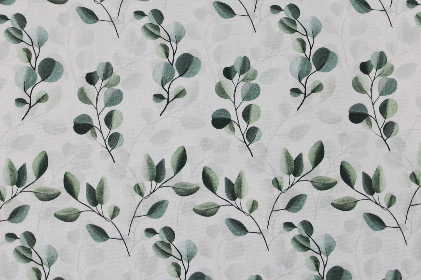 Weißer Baumwollstoff mit salbei farbenen Blättern/Eukalyptus Detailbild