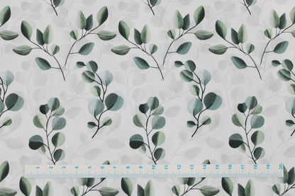 Weißer Baumwollstoff mit salbei farbenen Blättern/Eukalyptus Maßstab