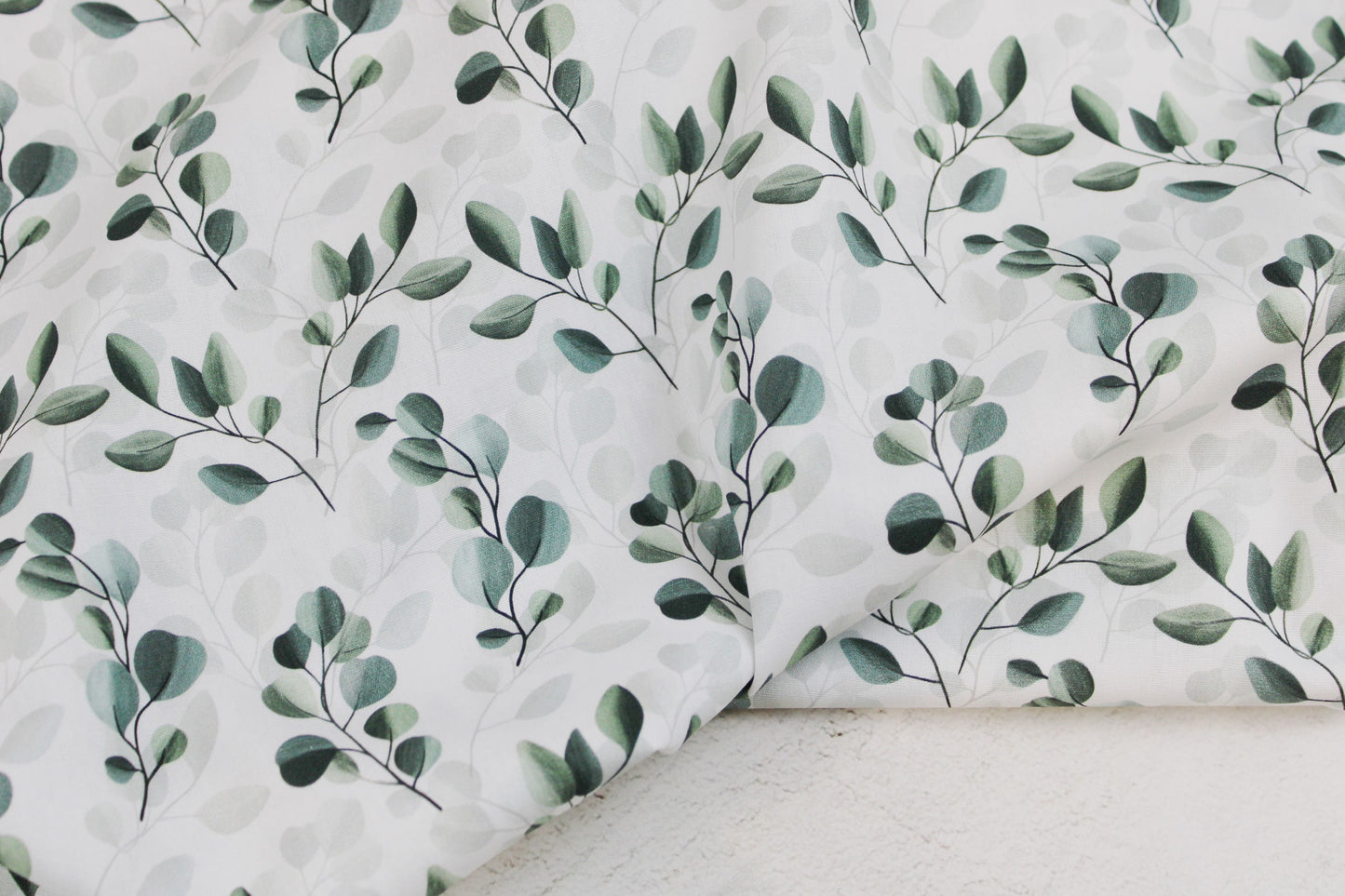 Weißer Baumwollstoff mit salbei farbenen Blättern/Eukalyptus