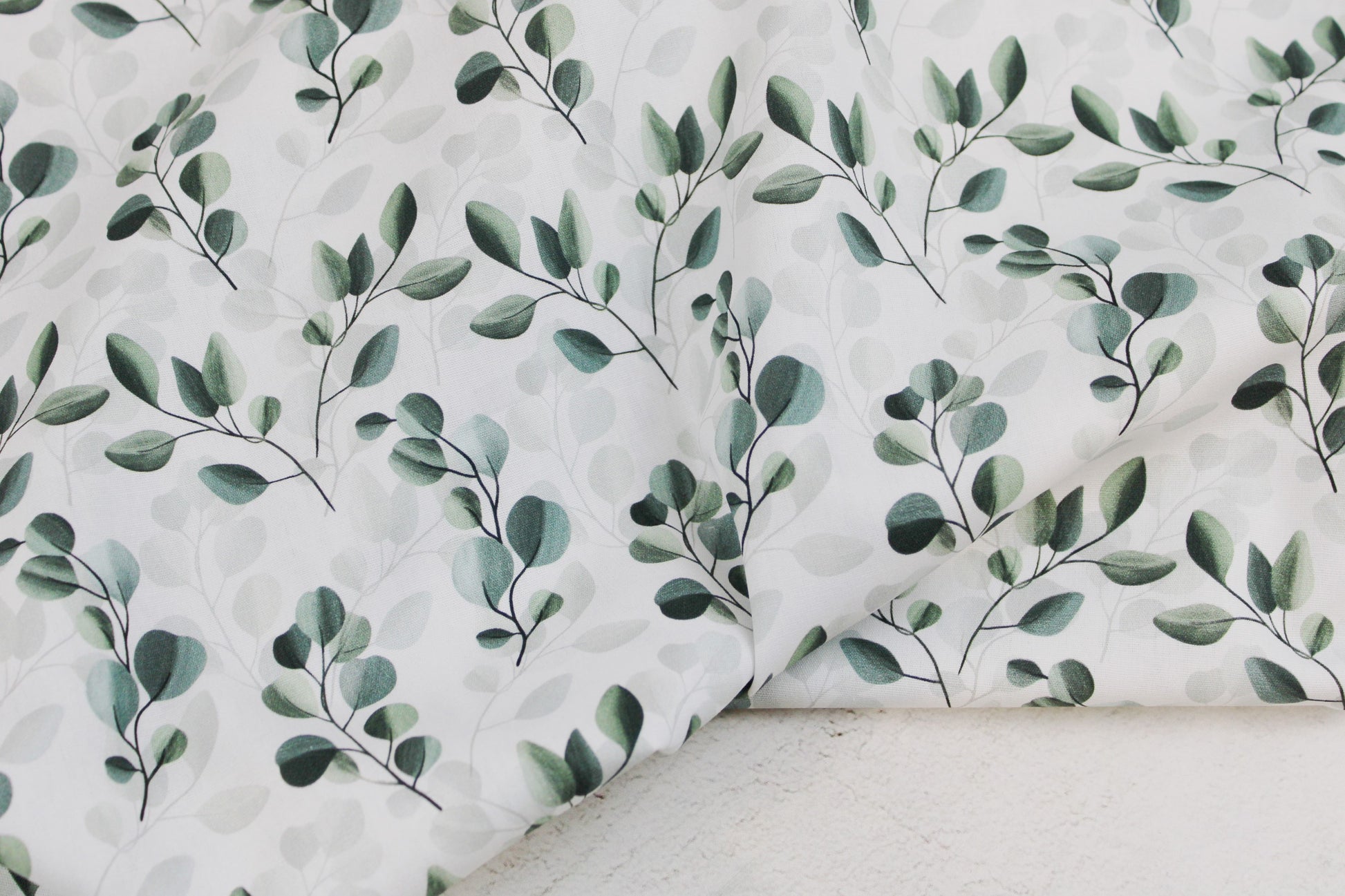 Weißer Baumwollstoff mit salbei farbenen Blättern/Eukalyptus