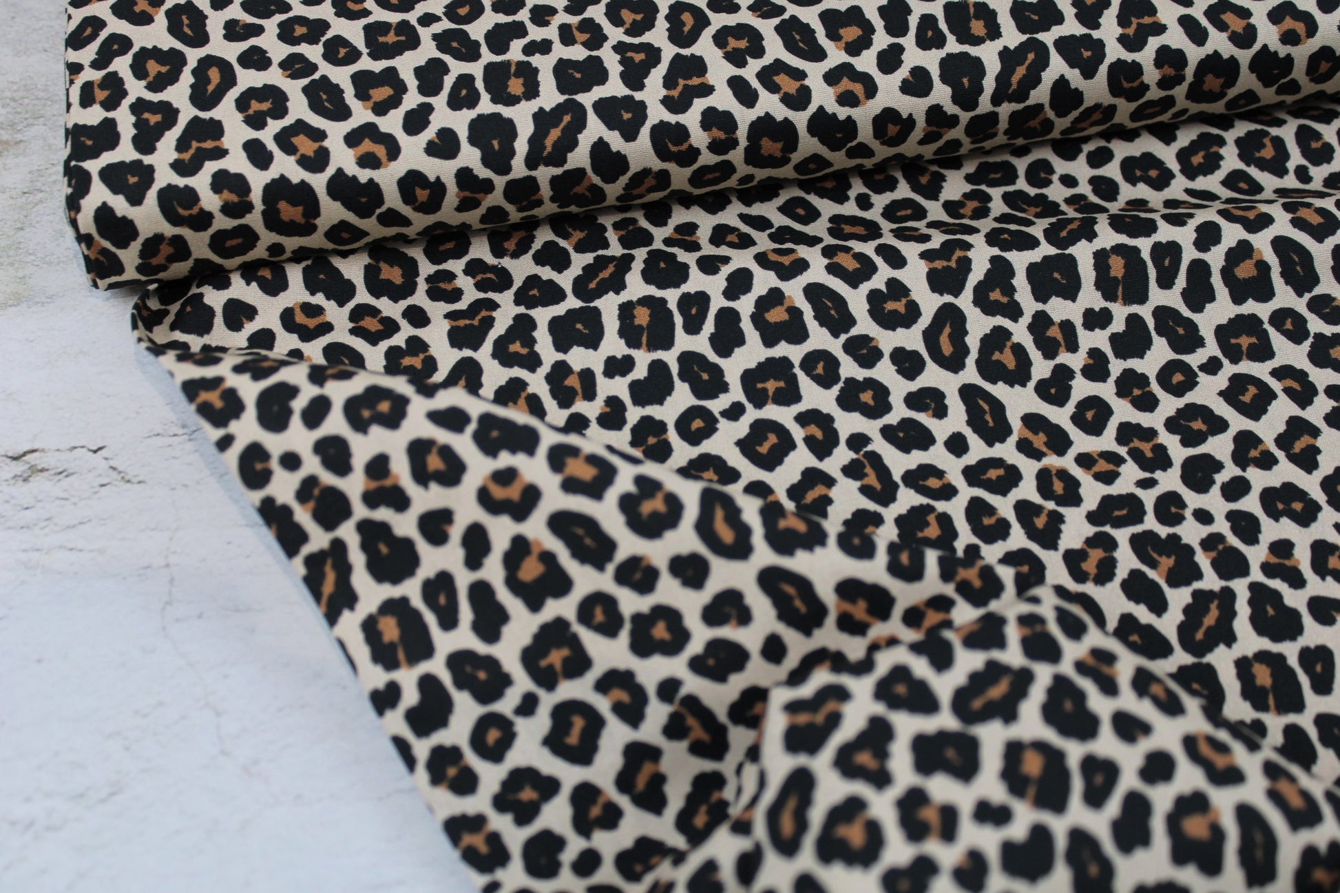 Baumwollstoff Tim mit klassischem Leomuster in Beige Ballenansicht