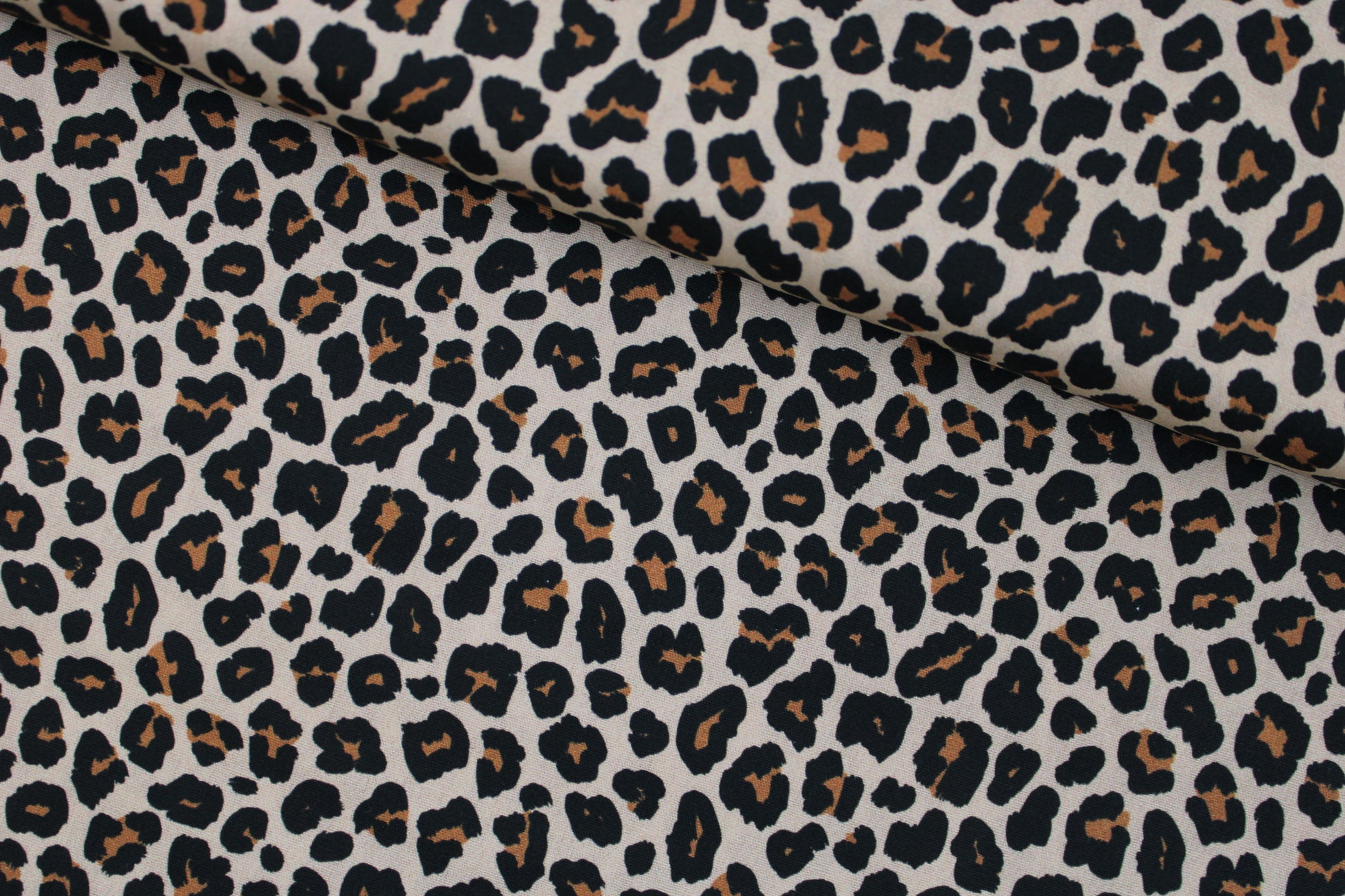 Baumwollstoff Tim mit klassischem Leomuster in Beige quer