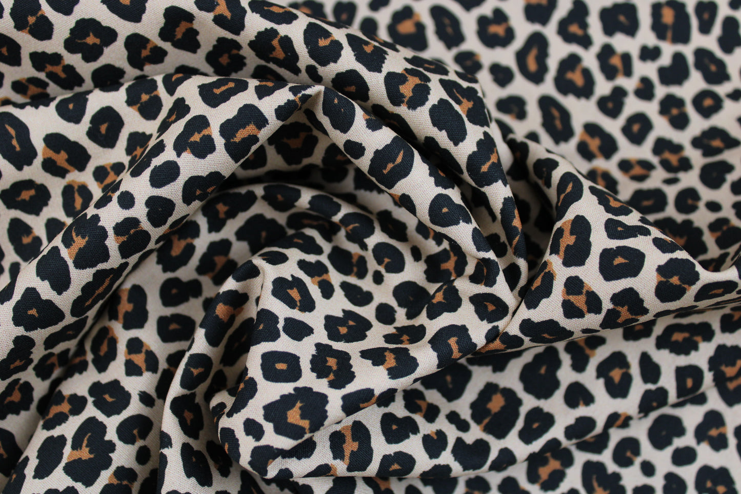 Baumwollstoff Tim mit klassischem Leomuster in Beige gedreht