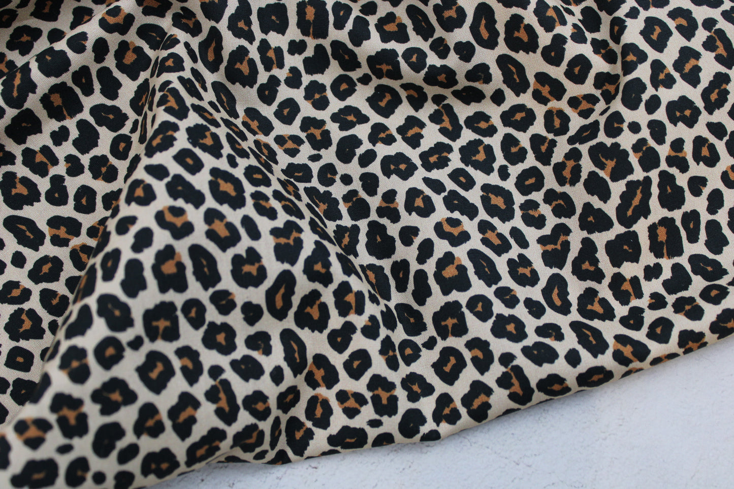 Baumwollstoff Tim mit klassischem Leomuster in Beige