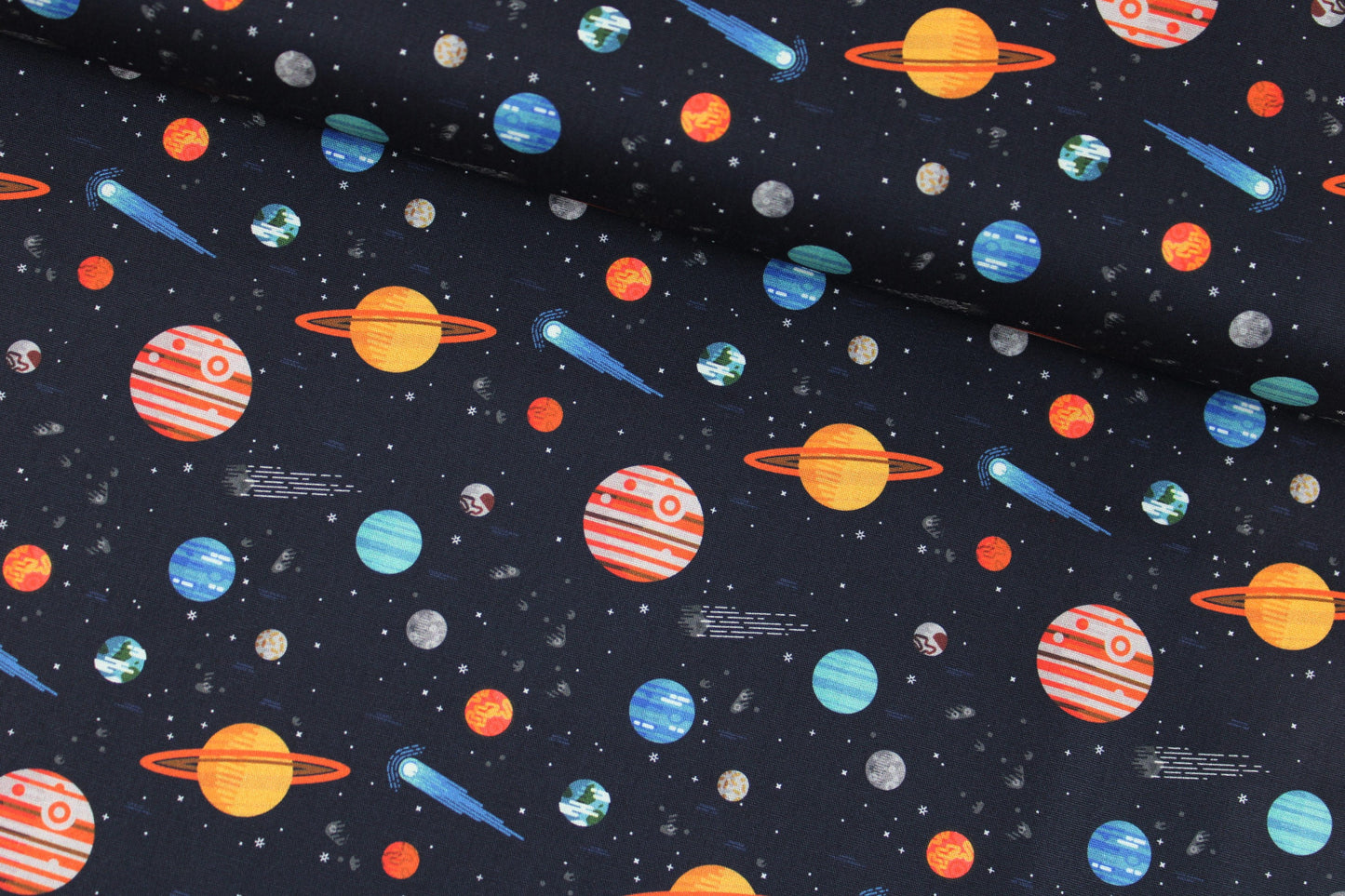 Dunkelblauer Baumwollstoff Tim mit buntem Weltallmuster quer