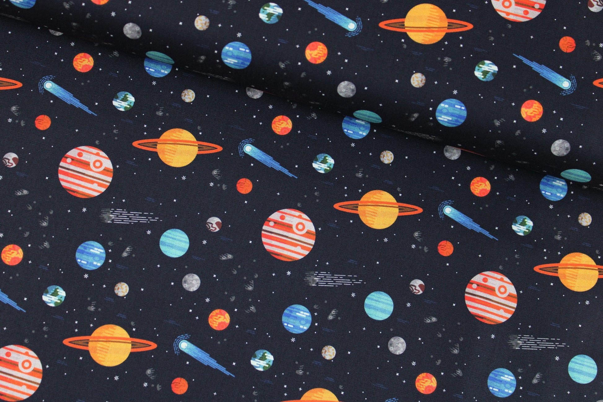 Dunkelblauer Baumwollstoff Tim mit buntem Weltallmuster quer