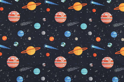 Dunkelblauer Baumwollstoff Tim mit buntem Weltallmuster Detailbild