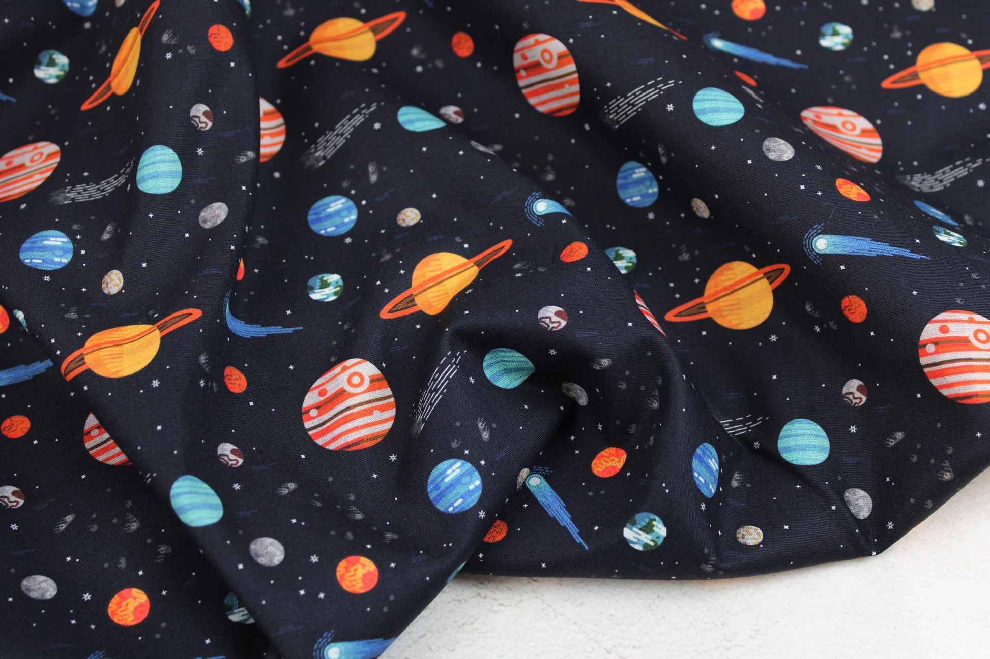 Dunkelblauer Baumwollstoff Tim mit buntem Weltallmuster