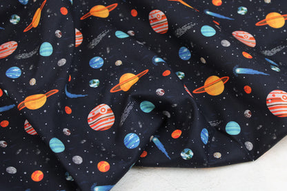Dunkelblauer Baumwollstoff Tim mit buntem Weltallmuster