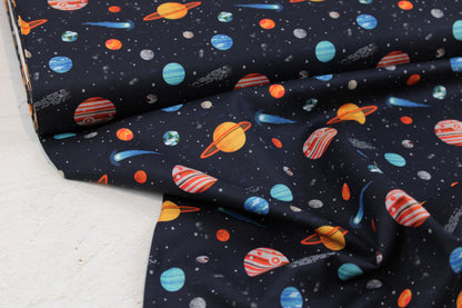 Dunkelblauer Baumwollstoff Tim mit buntem Weltallmuster Ballenansicht