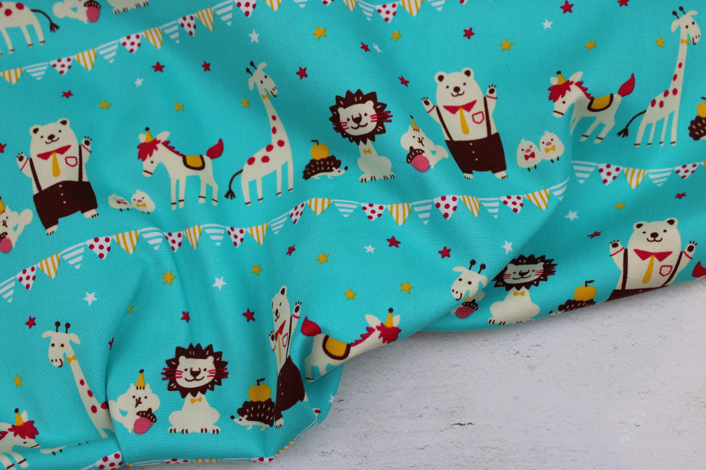 Türkis farbener Baumwollstoff mit Tiermotiven