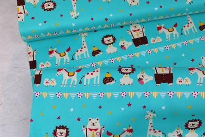 Türkis farbener Baumwollstoff mit Tiermotiven Ballenansicht