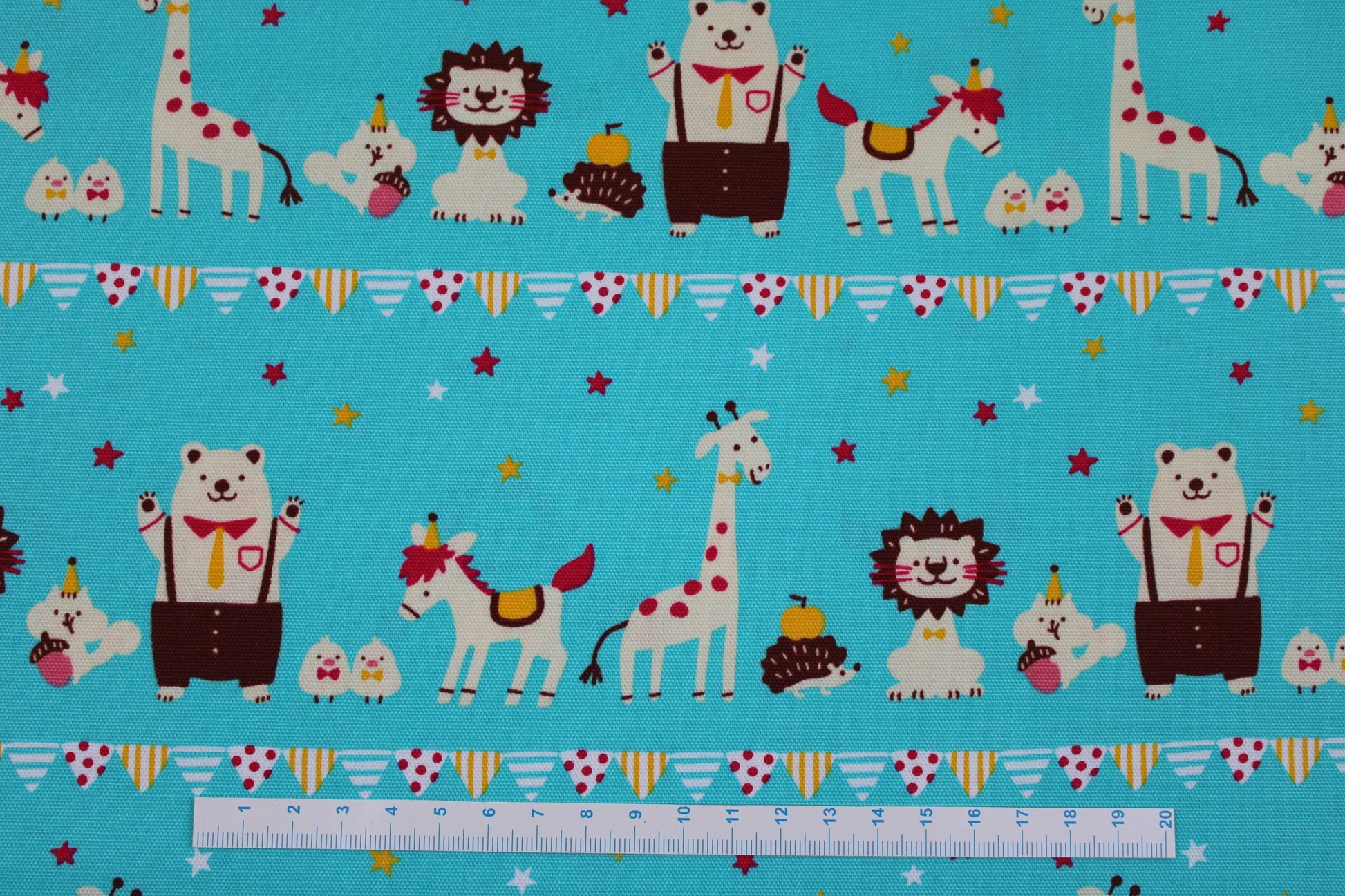 Türkis farbener Baumwollstoff mit Tiermotiven Maßstab