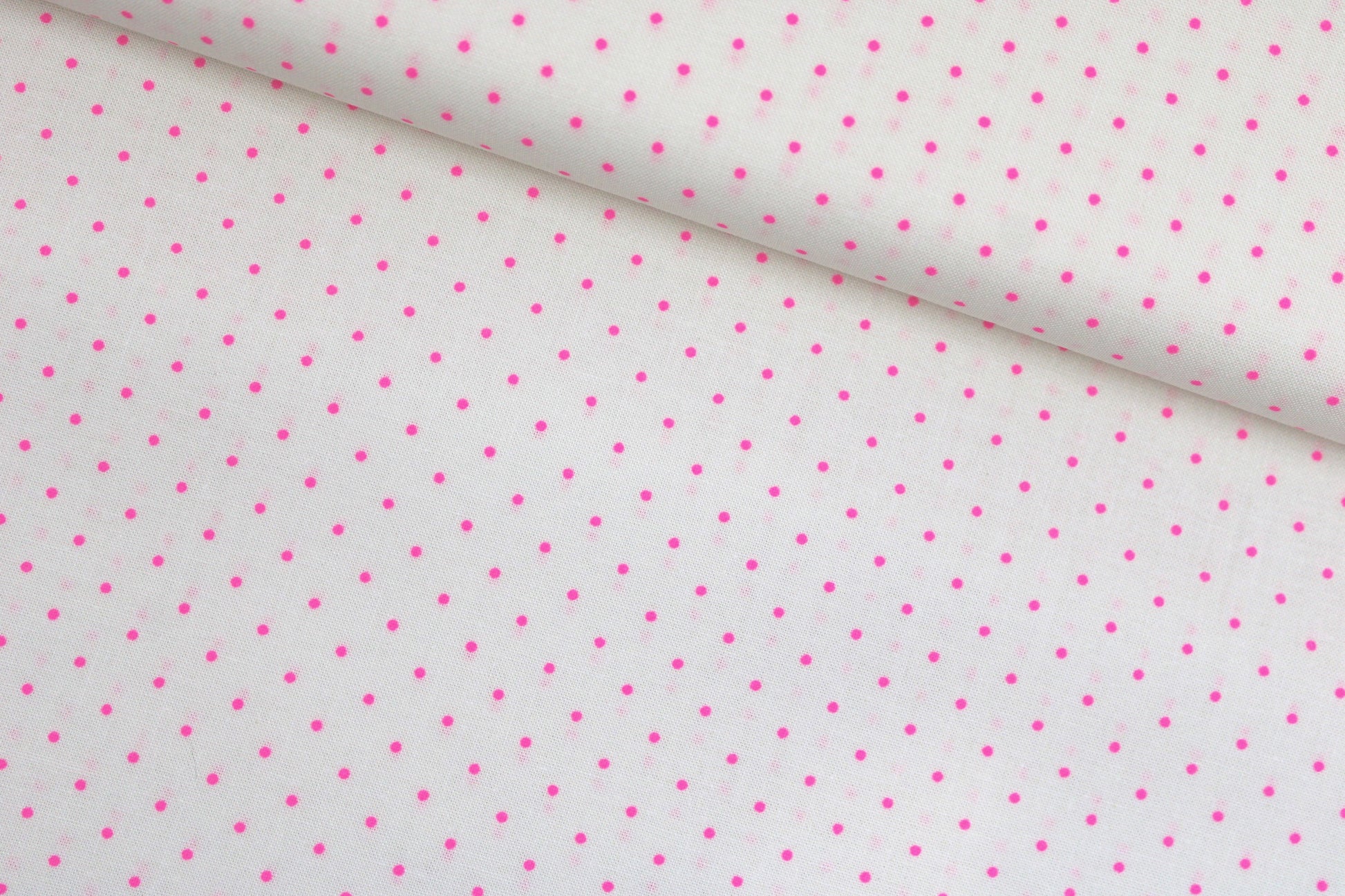 Wollweißer Baumwollstoff True Colors Tiny Dots mit Pink farbenen Punkten  quer