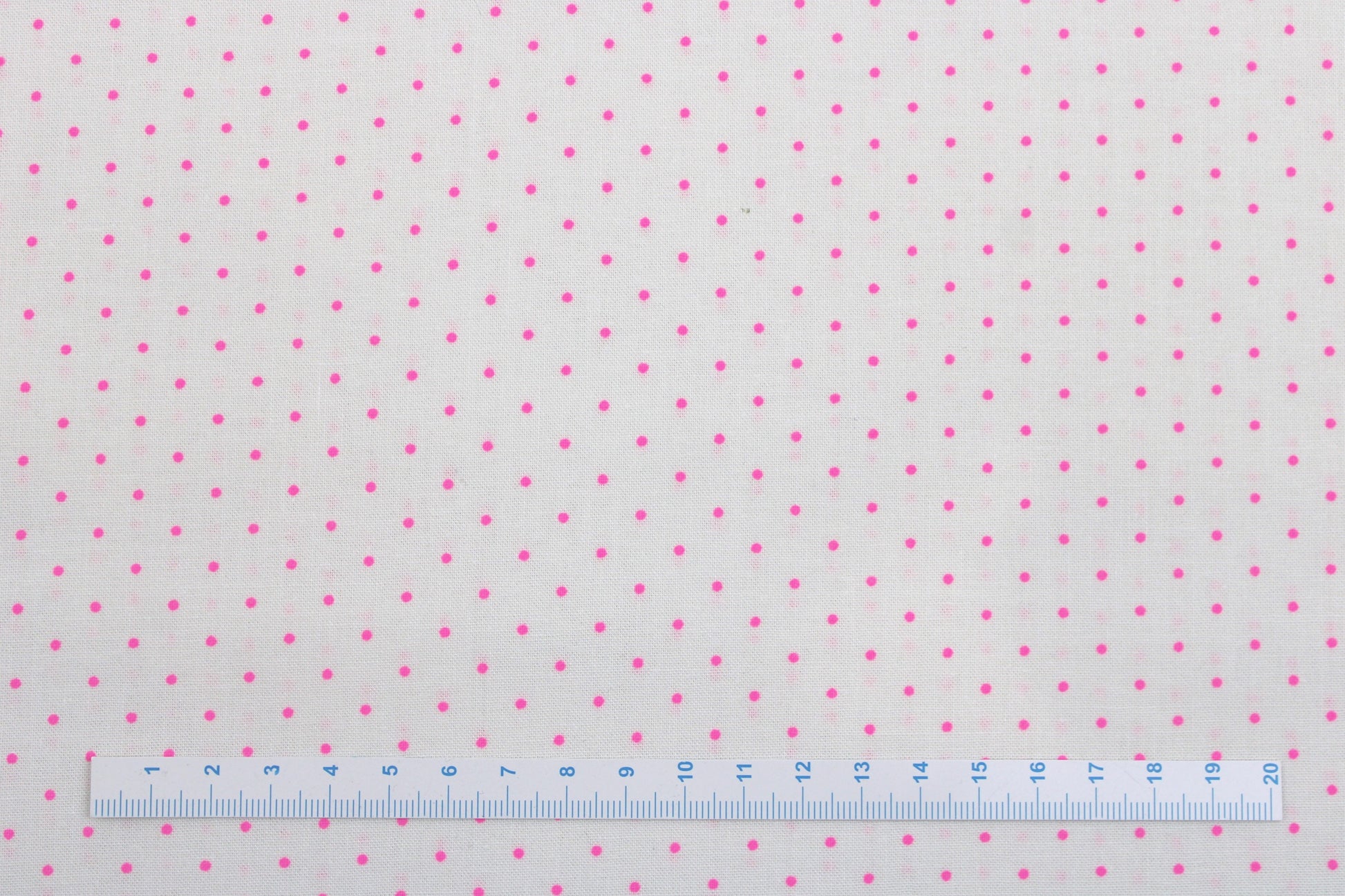 Wollweißer Baumwollstoff True Colors Tiny Dots mit Pink farbenen Punkten  Maßstab