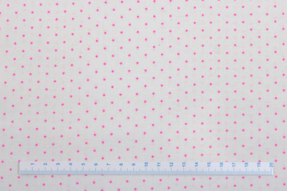 Wollweißer Baumwollstoff True Colors Tiny Dots mit Pink farbenen Punkten  Maßstab
