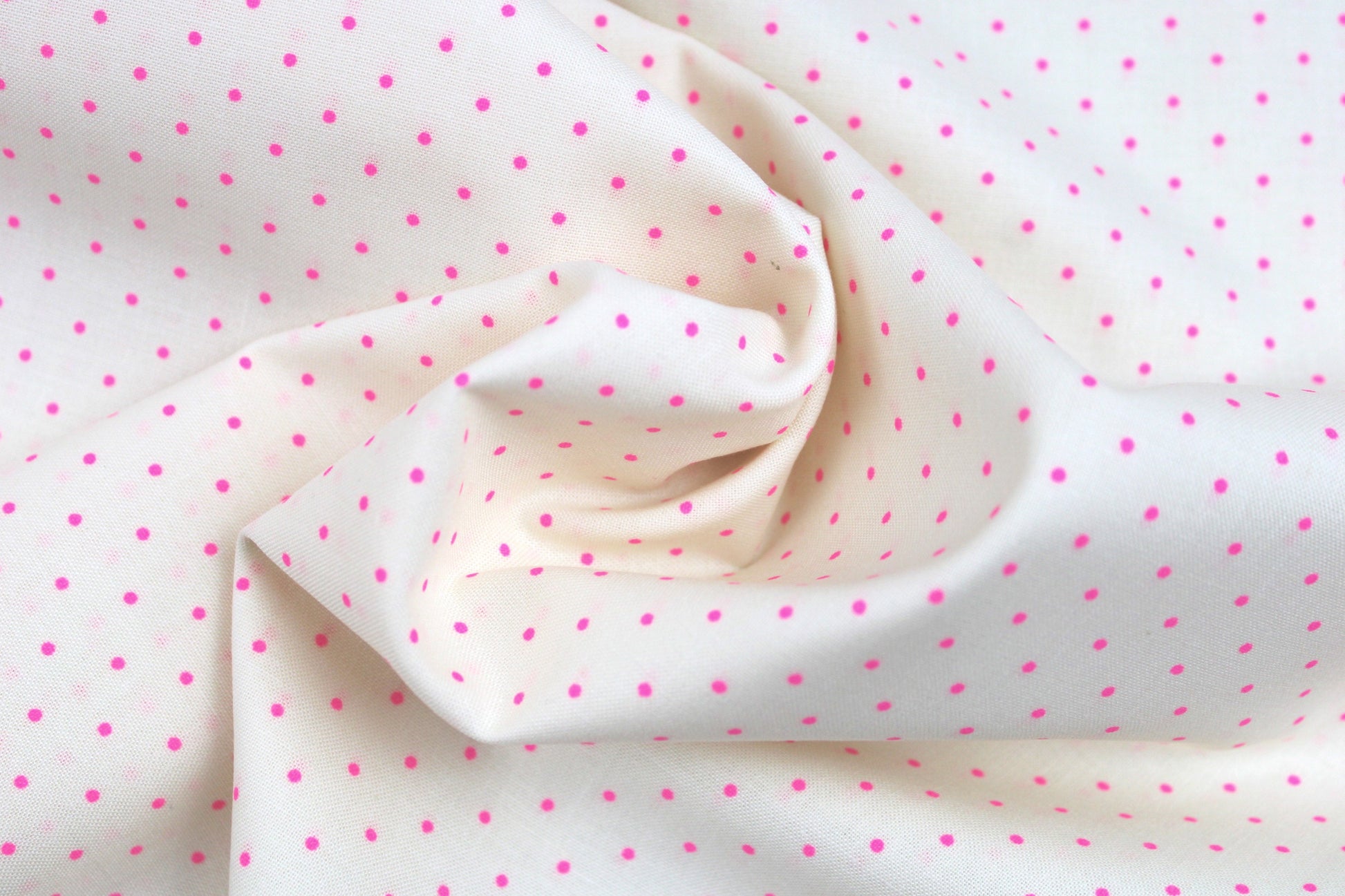 Wollweißer Baumwollstoff True Colors Tiny Dots mit Pink farbenen Punkten  gedreht