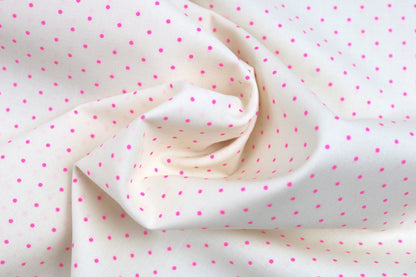 Wollweißer Baumwollstoff True Colors Tiny Dots mit Pink farbenen Punkten  gedreht