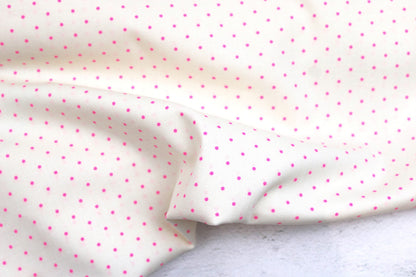 Wollweißer Baumwollstoff True Colors Tiny Dots mit Pink farbenen Punkten 