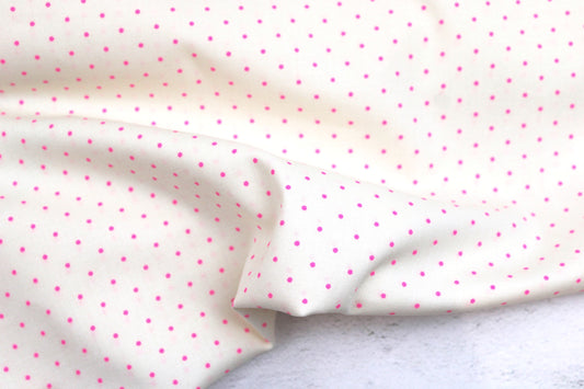 Wollweißer Baumwollstoff True Colors Tiny Dots mit Pink farbenen Punkten 