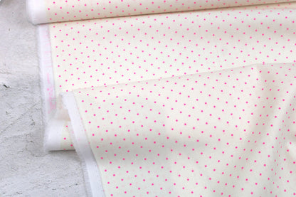 Wollweißer Baumwollstoff True Colors Tiny Dots mit Pink farbenen Punkten  Ballenansicht