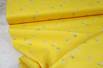 Gelber Baumwollstoff Gardenista mit kleinen Blümchen aus der Cur8tor-Kollektion Ballenansicht
