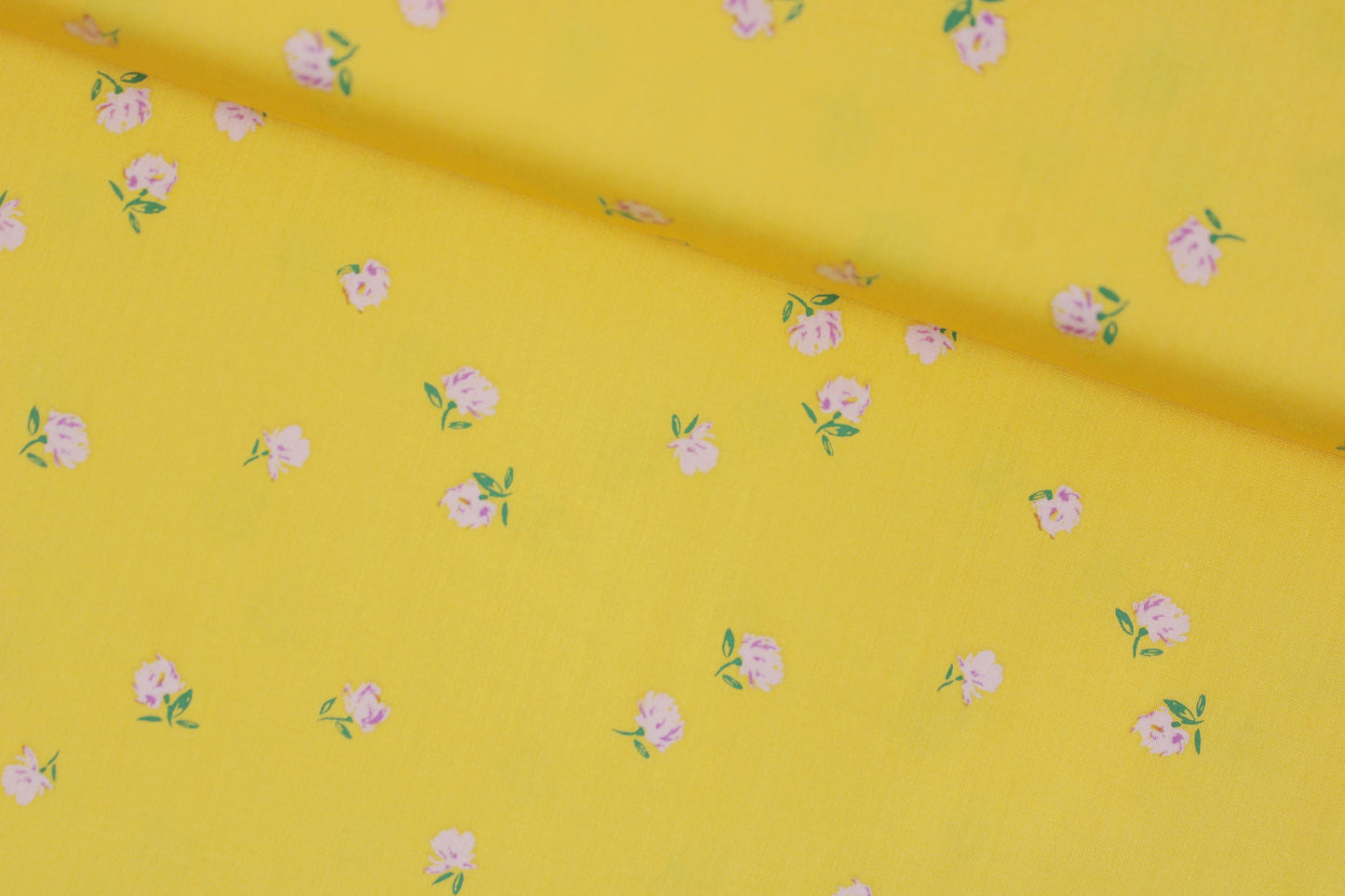 Gelber Baumwollstoff Gardenista mit kleinen Blümchen aus der Cur8tor-Kollektion quer