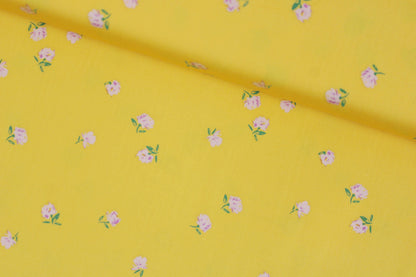 Gelber Baumwollstoff Gardenista mit kleinen Blümchen aus der Cur8tor-Kollektion quer