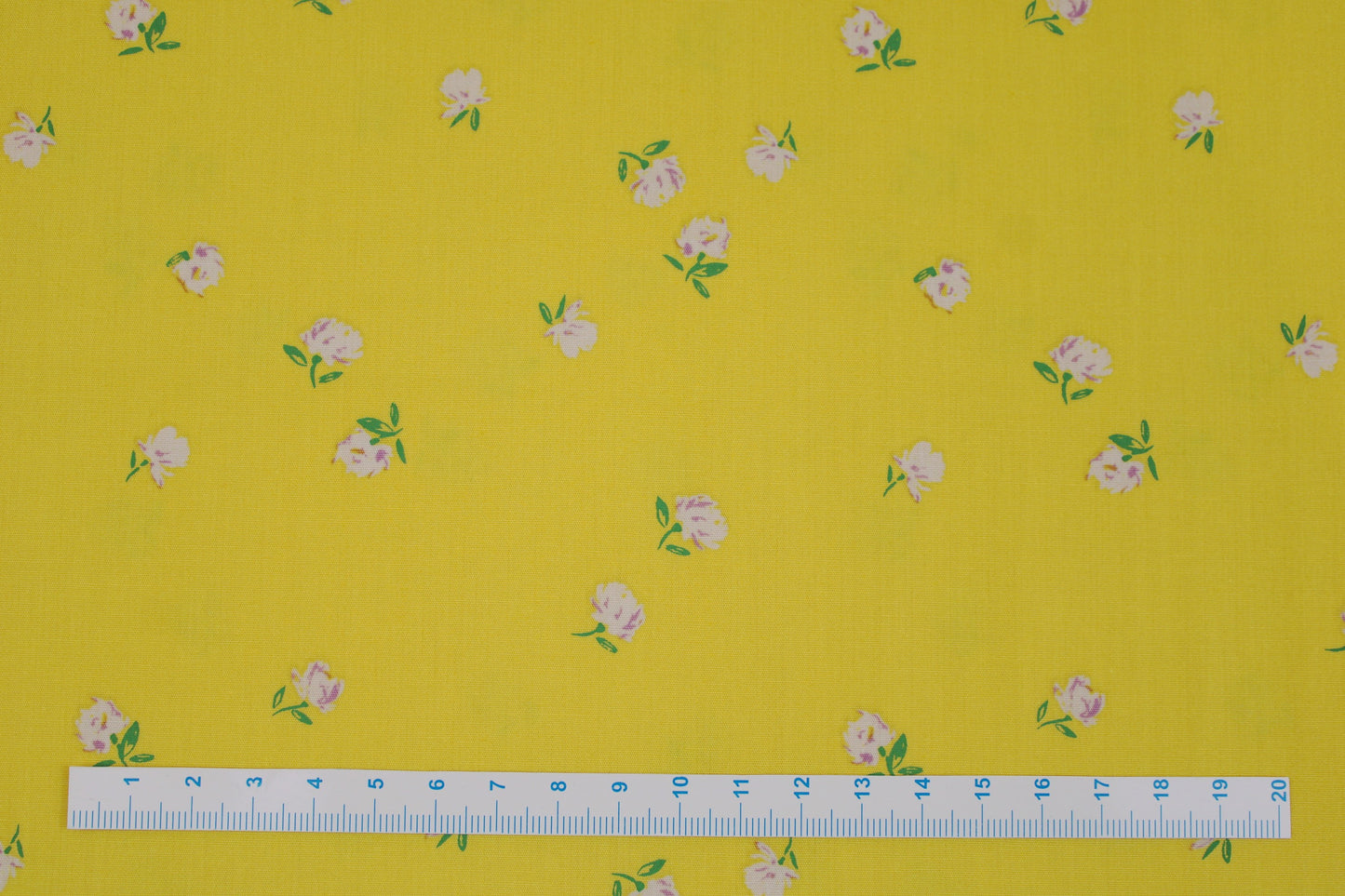 Gelber Baumwollstoff Gardenista mit kleinen Blümchen aus der Cur8tor-Kollektion Maßstab