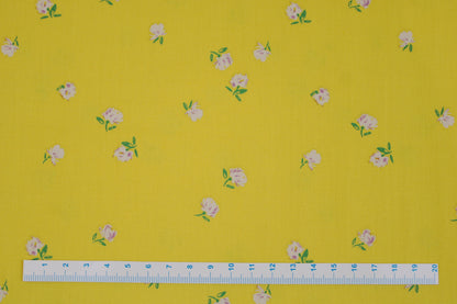Gelber Baumwollstoff Gardenista mit kleinen Blümchen aus der Cur8tor-Kollektion Maßstab