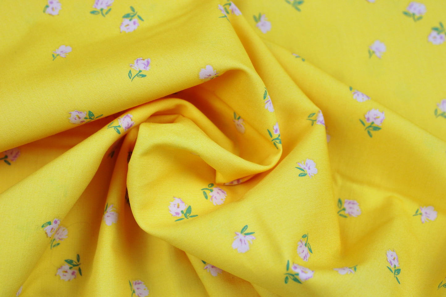 Gelber Baumwollstoff Gardenista mit kleinen Blümchen aus der Cur8tor-Kollektion gedreht