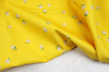 Gelber Baumwollstoff Gardenista mit kleinen Blümchen aus der Cur8tor-Kollektion