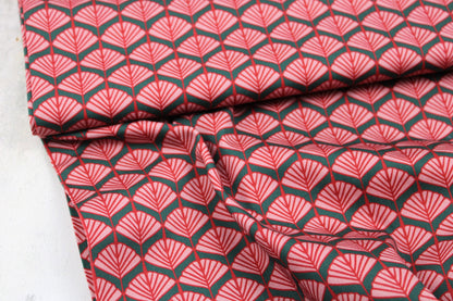 Baumwollstretch mit Retroblumen in grün und rot Ballenansicht