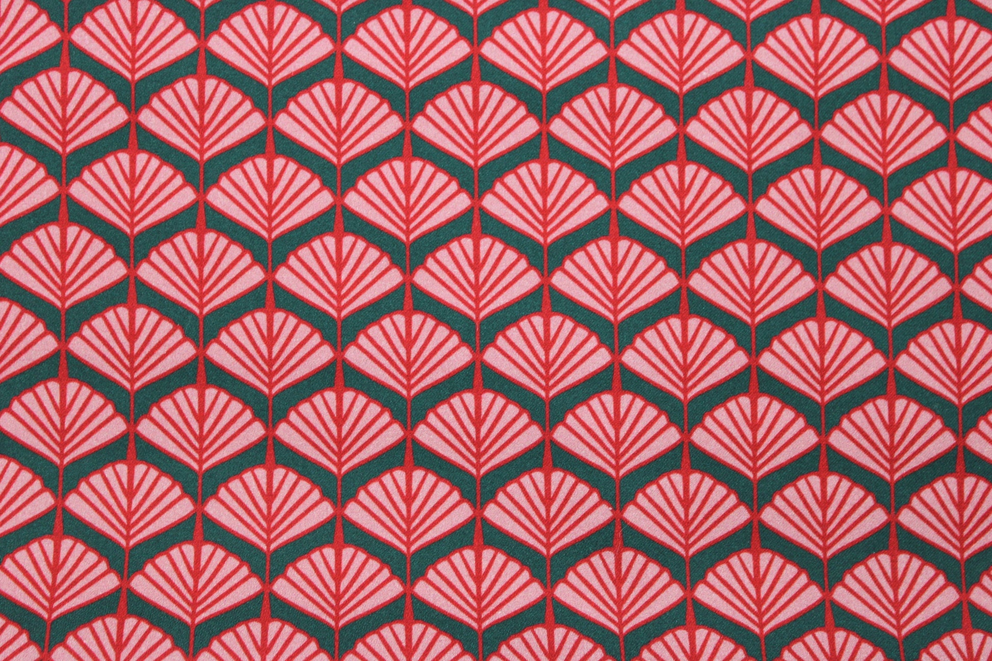 Baumwollstretch mit Retroblumen in grün und rot Detailbild