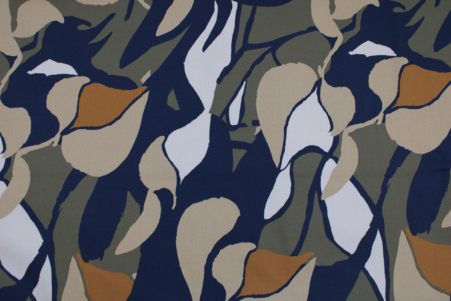 Baumwollstretch mit abstraktem Blättermuster in Ocker, Oliv und Schwarz Detailbild