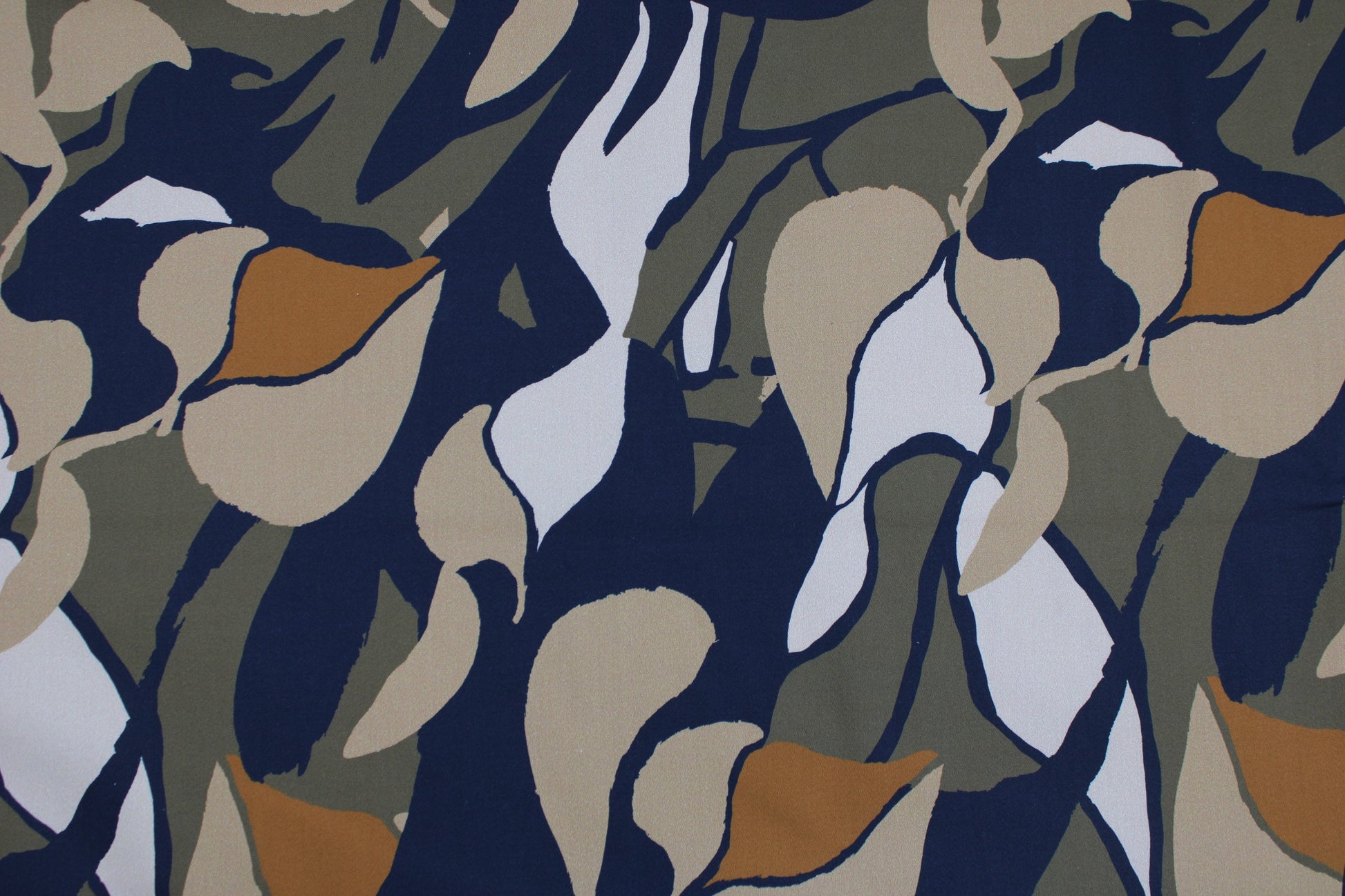 Baumwollstretch mit abstraktem Blättermuster in Ocker, Oliv und Schwarz Detailbild