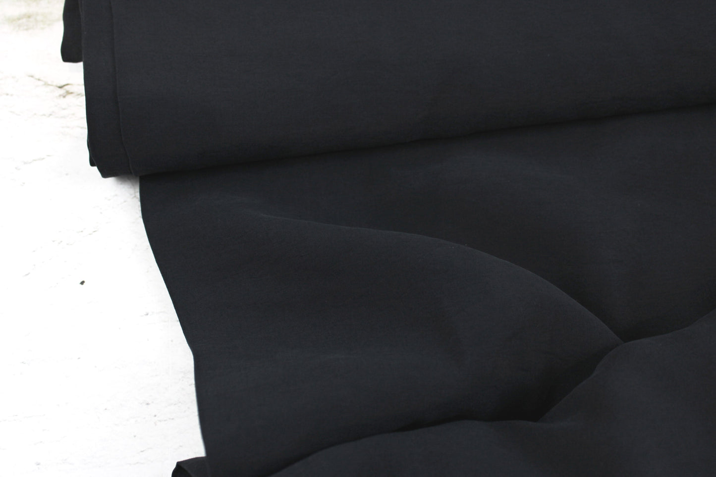 Blusenstoff Silk Touch aus Modal in uni Schwarz Ballenansicht