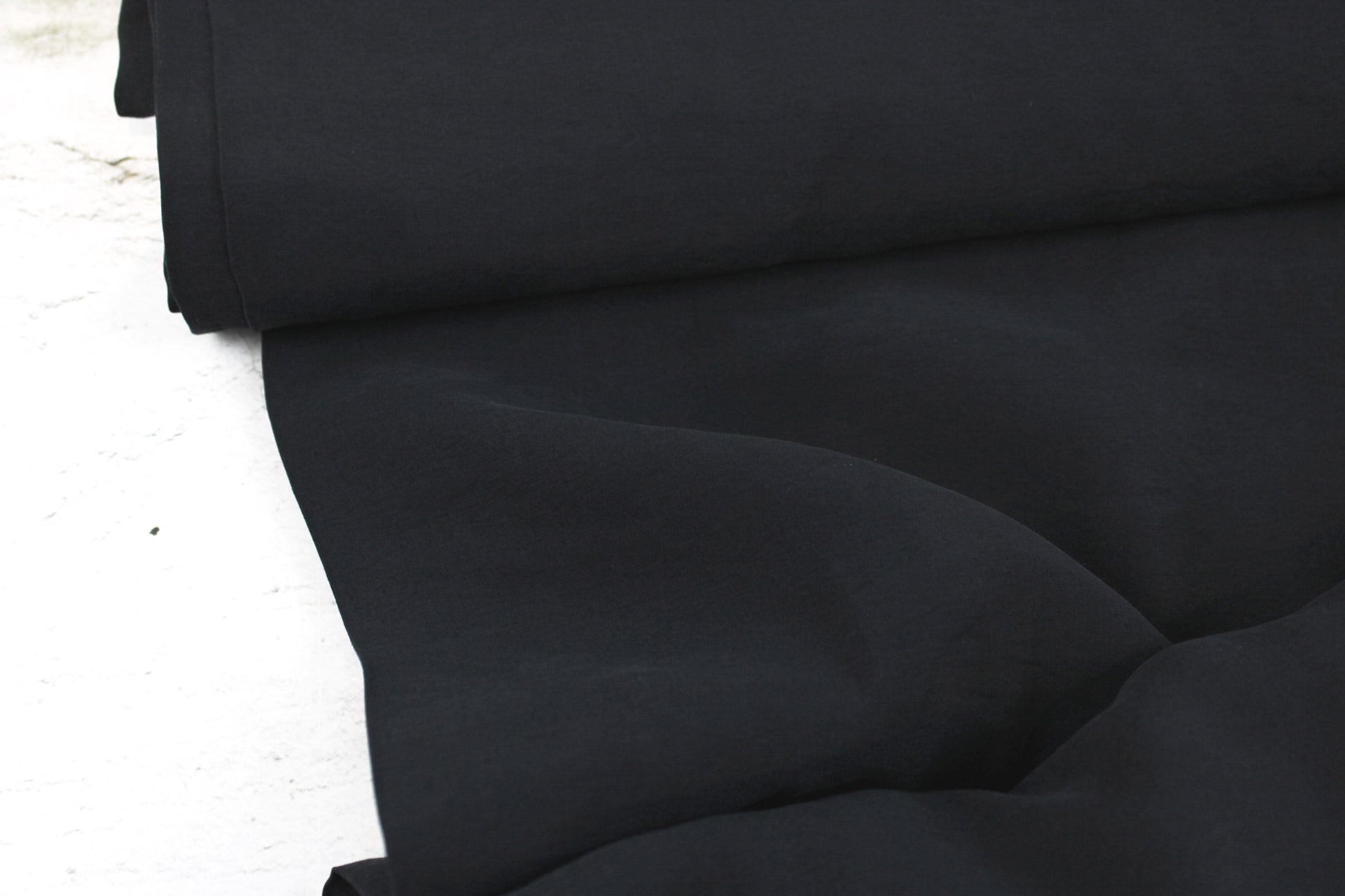 Blusenstoff Silk Touch aus Modal in uni Schwarz Ballenansicht
