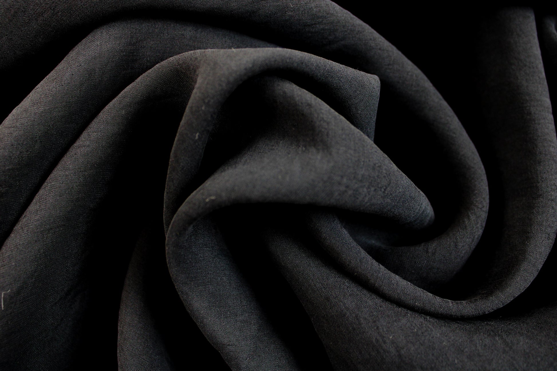 Blusenstoff Silk Touch aus Modal in uni Schwarz gedreht