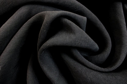 Blusenstoff Silk Touch aus Modal in uni Schwarz gedreht