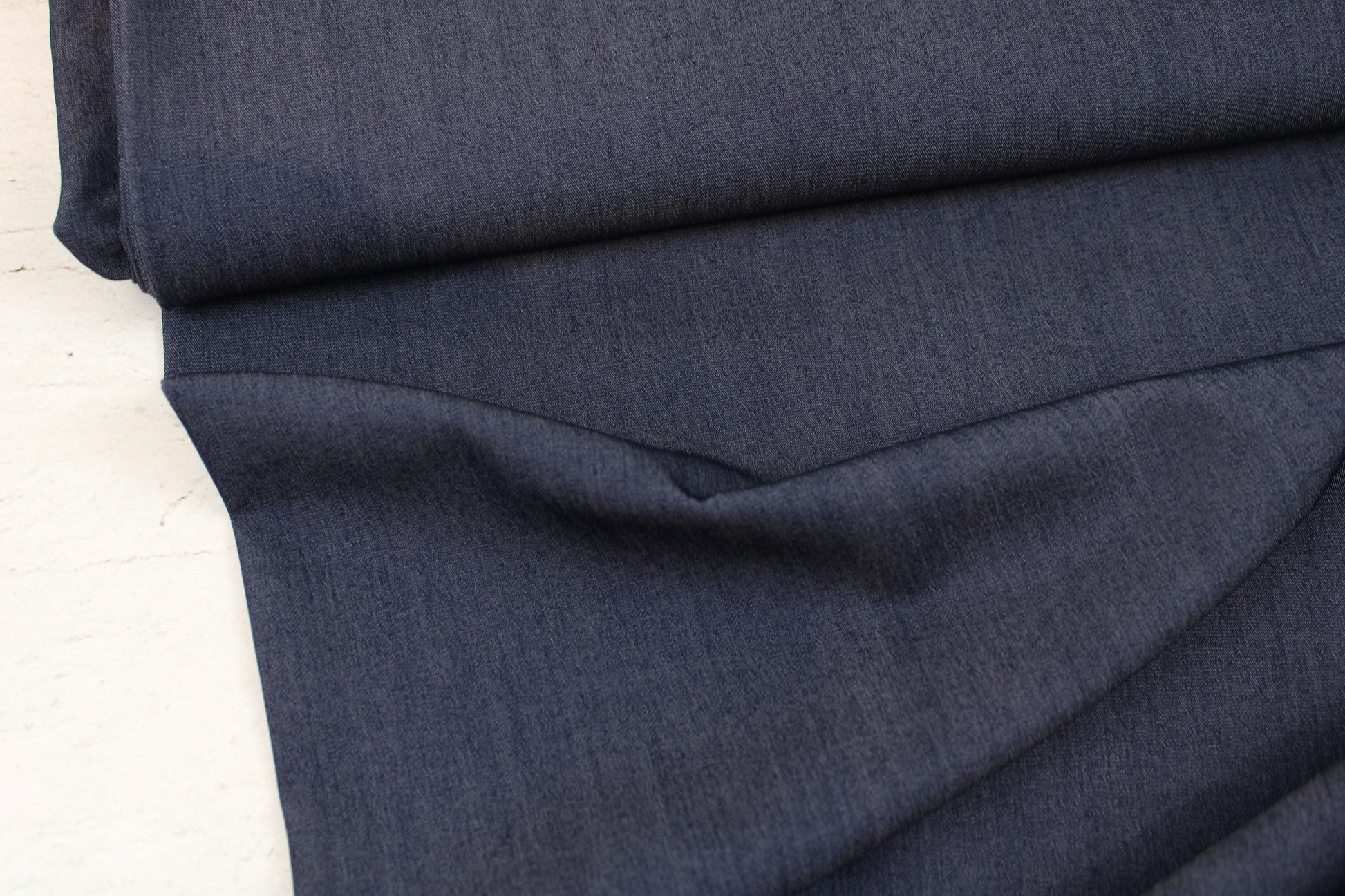 Blusenstoff Tenci Denim in dunkelblauer Jeansoptik Ballenansicht