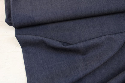 Blusenstoff Tenci Denim in dunkelblauer Jeansoptik Ballenansicht