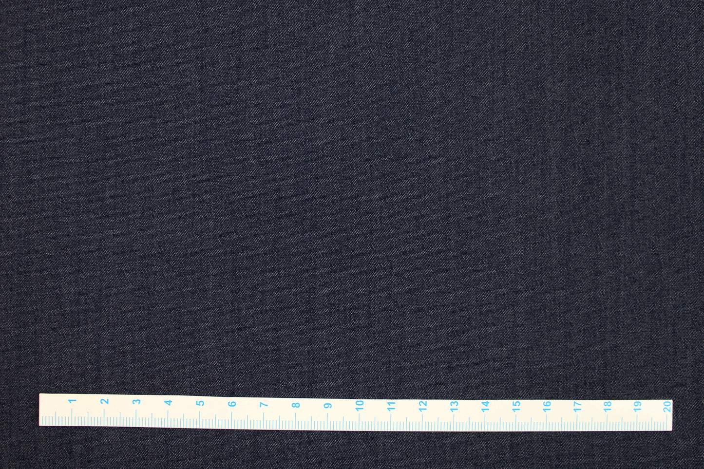 Blusenstoff Tenci Denim in dunkelblauer Jeansoptik Maßstab